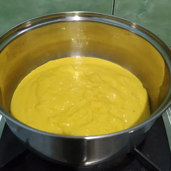 Masak adonan mangga hingga meletup menggunakan api kecil.
