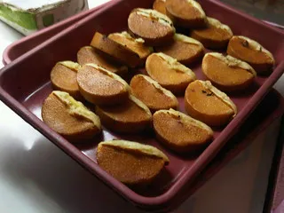 Kue pukis di atas nampan