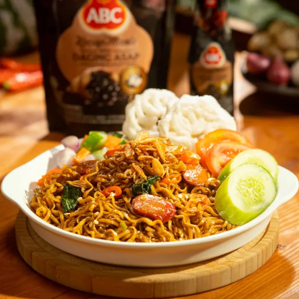Sajikan mie goreng dengan bahan pelengkap.