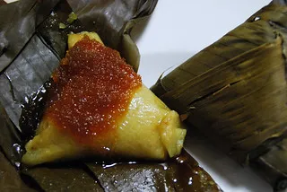 kue lupis dengan gula merah dalam balutan daun pisang