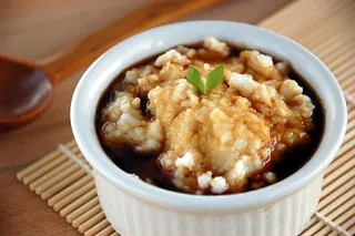 bubur sumsum dengan gula merah dan pandan sebagai hiasan