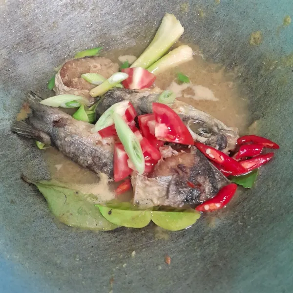 Masukkan daun bawang dan cabe merah, masak sampai kuah mengental, tes rasa dan siap disajikan.