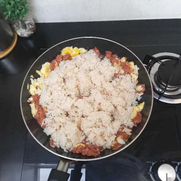 Masukkan nasi, aduk rata kembali.