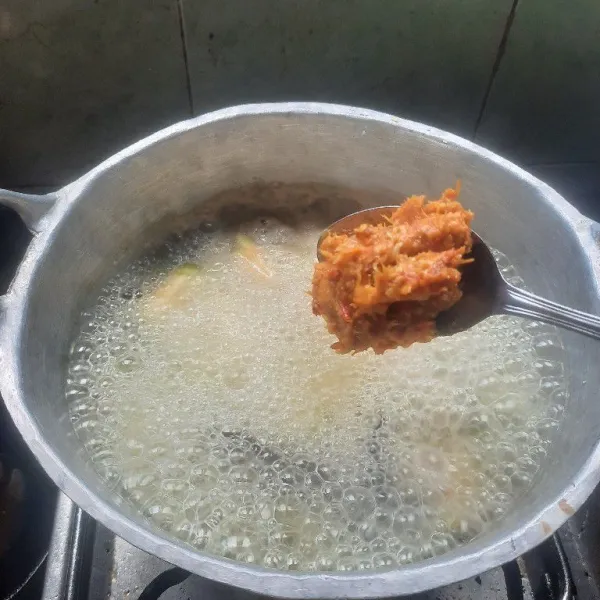 Setelah terong agak empuk, masukkan bumbu ulek.