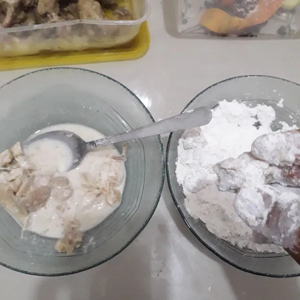 Masukkan ayam ke dalam adonan tepung basah lalu gulirkan ke tepung kering satu demi satu.