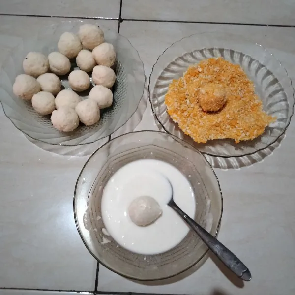 Celupkan bola tape ke dalam adonan terigu lalu baluri tepung panir. Taruh dalam kulkas selama 15 menit agar set.