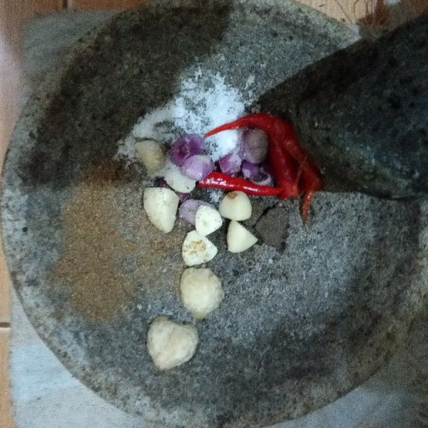 Ulek hingga halus bawang merah, bawang putih, cabe merah, kemiri dan garam.