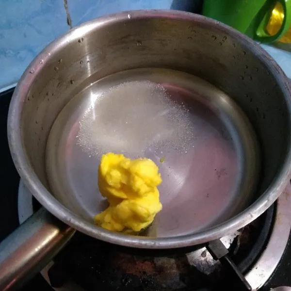 Masukkan air, garam, gula dan margarin di panci.