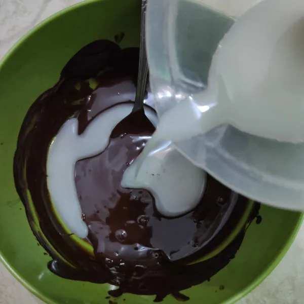 Masukkan susu cair yang telah dicampur dengan gula pasir, aduk hingga tercampur rata.