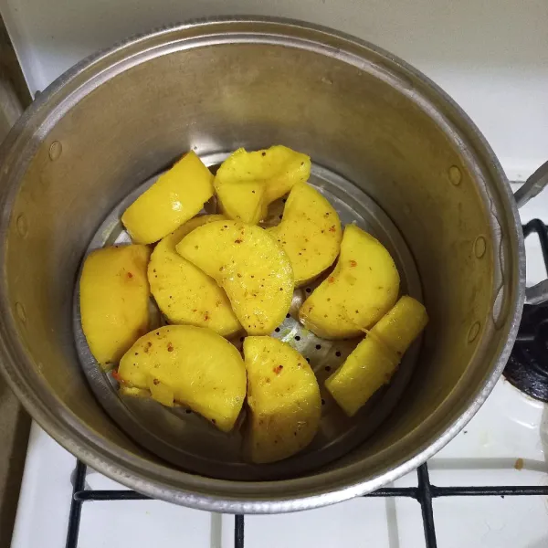 Kukus singkong hingga matang dan empuk.