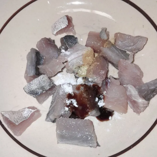 Marinasi ikan dengan garam, kaldu bubuk, merica dan saos tiram.