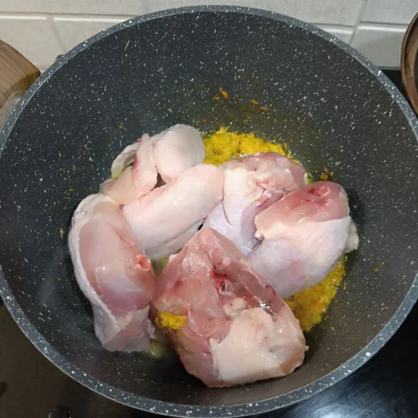 Masukkan potongan ayam dan aduk merata. Tumis hingga daging berubah kecoklatan atau matang bagian luar.