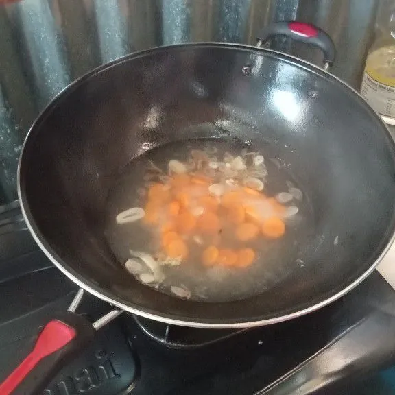 Setelah mendidih, masukkan wortel, masak sampai empuk.