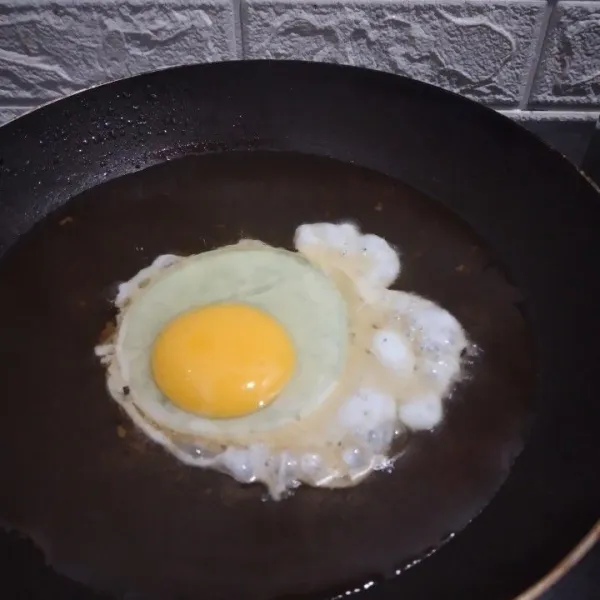 Ceplok telur satu persatu ,buat ceplok yang pinggirannya kering.