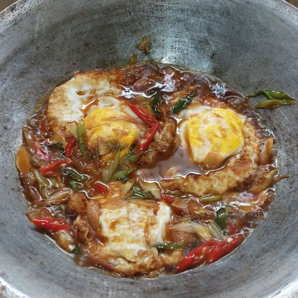 Tambahkan air dan telur ceplok, masak hingga mendidih.