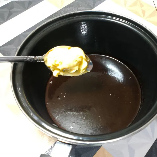 Tambahkan mentega dan vanili extract, lalu aduk kembali hingga cokelat dan mentega meleleh sempurna.