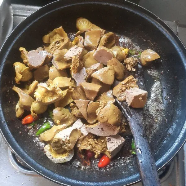 Masukkan ati ampela yang sudah dipotong-potong lalu tambahkan santan, masak sampai santan sedikit berkurang.