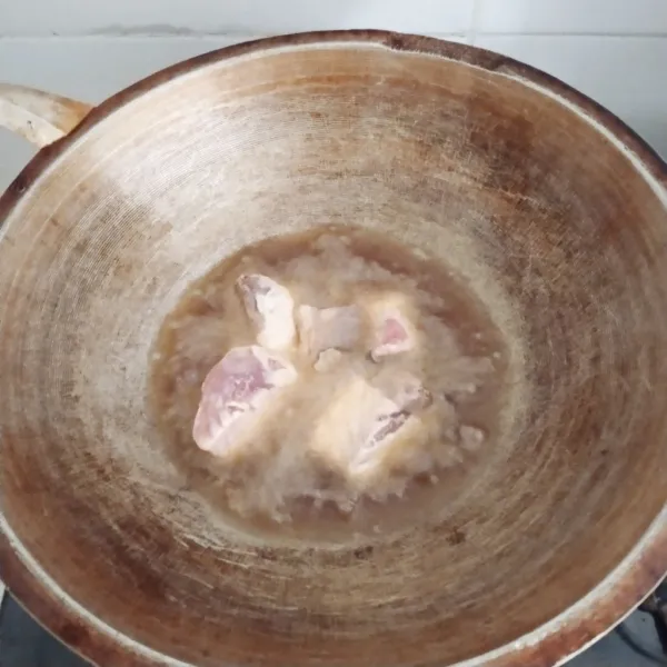 Lumuri tuna dengan sejumput garam dan micin, diamkan sekitar 5 menit kemudian goreng dalam minyak yang sudah dipanaskan.