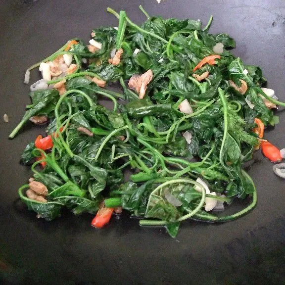 Aduk merata setelah itu cicipi dan cek rasa sesuai selera. Angkat dan hidangkan.