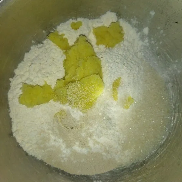 Campur tepung terigu, kentang, susu bubuk, ragi instan dan gula pasir.