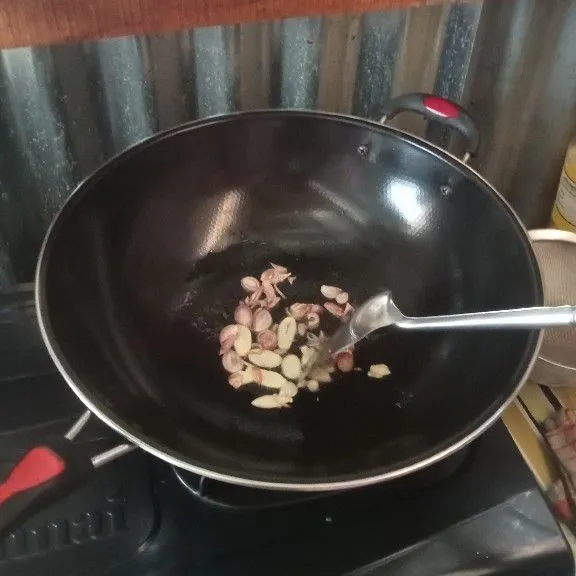 Panaskan minyak, tumis bawang putih dan bawang merah sampai harum.