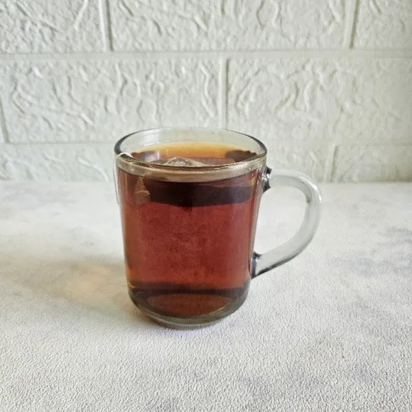 Seduh teh dengan air panas hingga berwarna pekat.