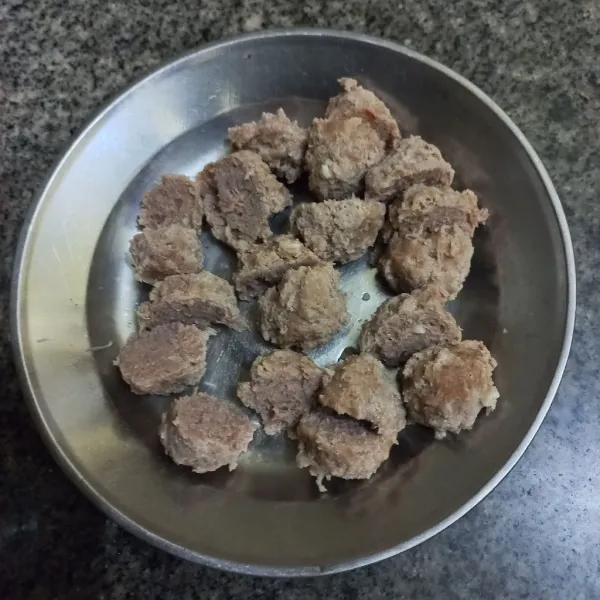 Potong bakso menjadi 2 bagian, sisihkan.