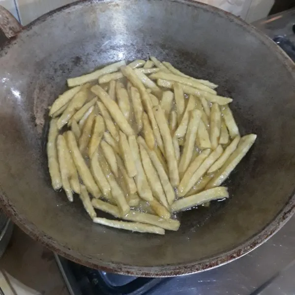 Setelah kentang sudah tidak panas, goreng kembali dengan minyak yang cukup panas selama 5 menit lalu angkat dan tiriskan lalu sajikan.