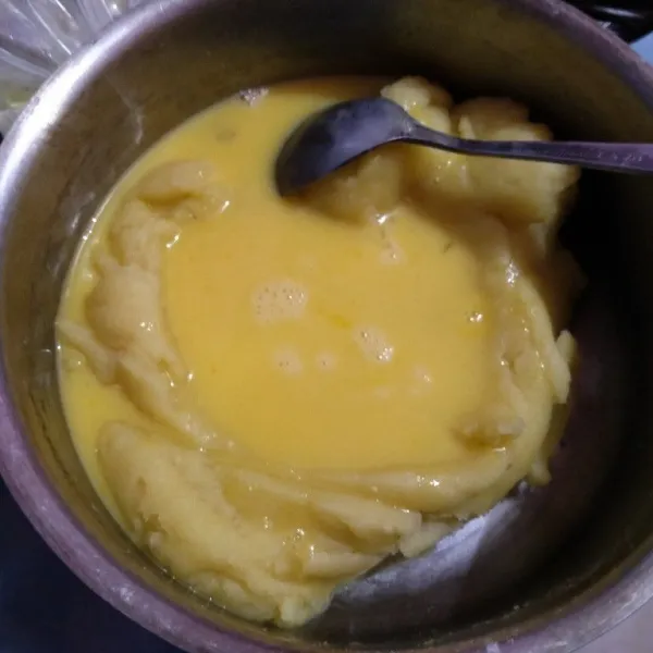 Tuang 2 butir kocokan telur, aduk sampai rata dan lembut.