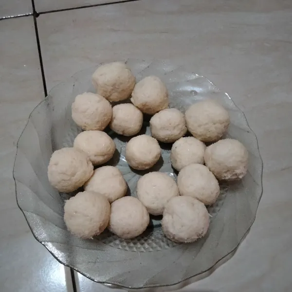 Bentuk adonan menjadi bulat-bulat kecil, sisihkan.
