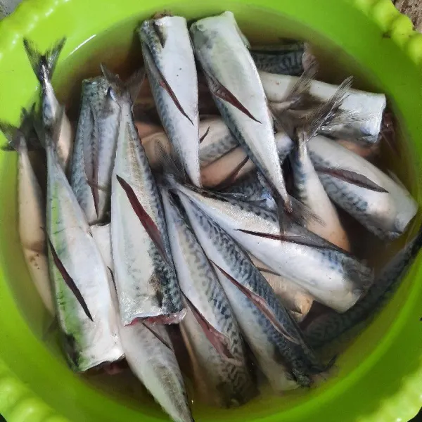 Cuci bersih ikan, buang bagian kepala dan kerat bagian perut.