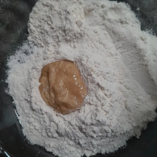 Masukkan tahu ke dalam tepung kering, tekan-tekan tahu supaya tepung menempel.