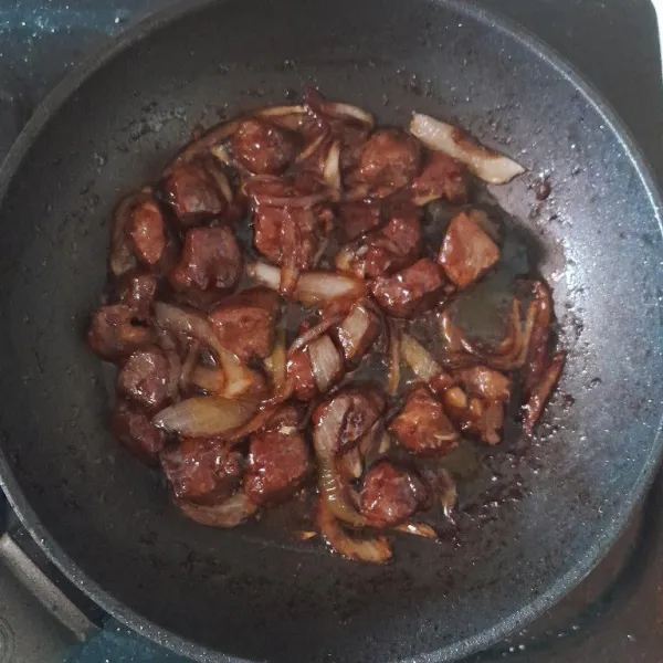 Masukkan daging, masak sebentar hingga bumbu rata. Sajikan hangat dengan taburan bawang putih goreng.