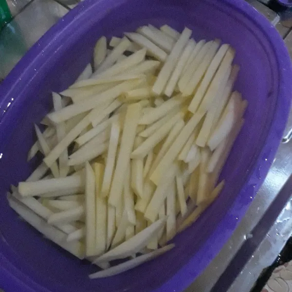 Cuci kembali potongan kentang hingga 2-3 kali lalu rendam dengan air garam selama 30 menit, lalu bilas.