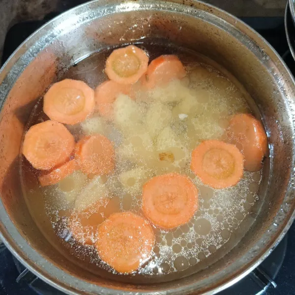 Tuang air dan masukkan wortel dan kentang.
