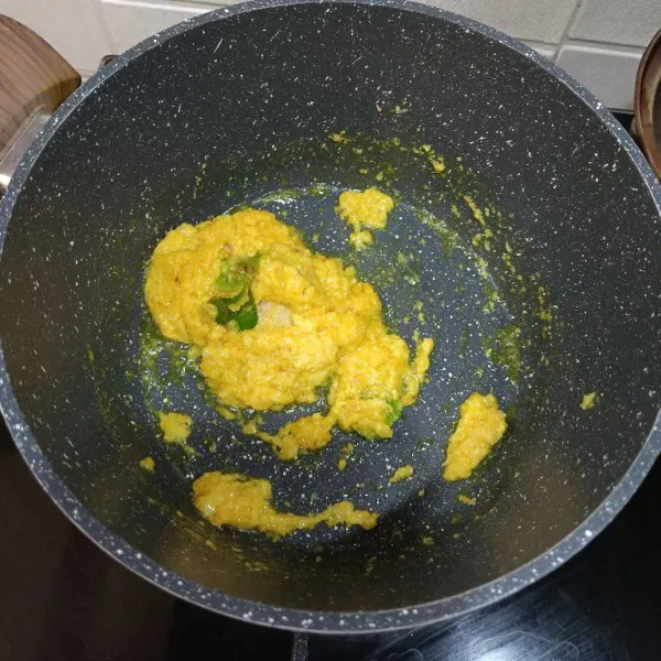 Tumis bumbu halus, daun jeruk dan laos geprek. Tumis hingga wangi.