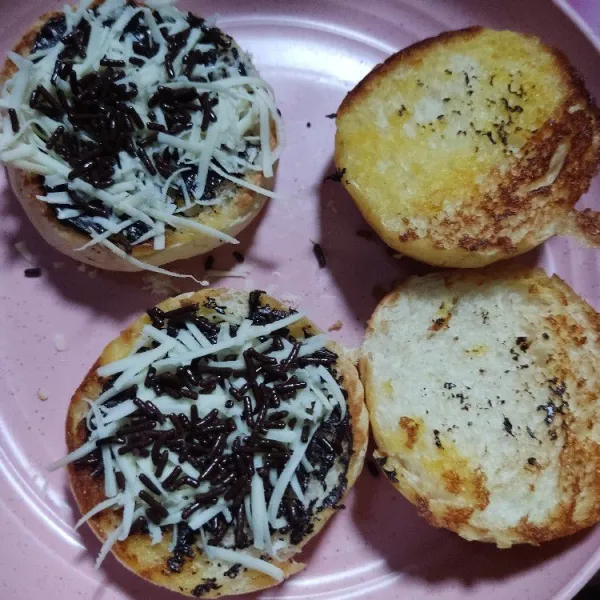 Beri keju parut dan meises