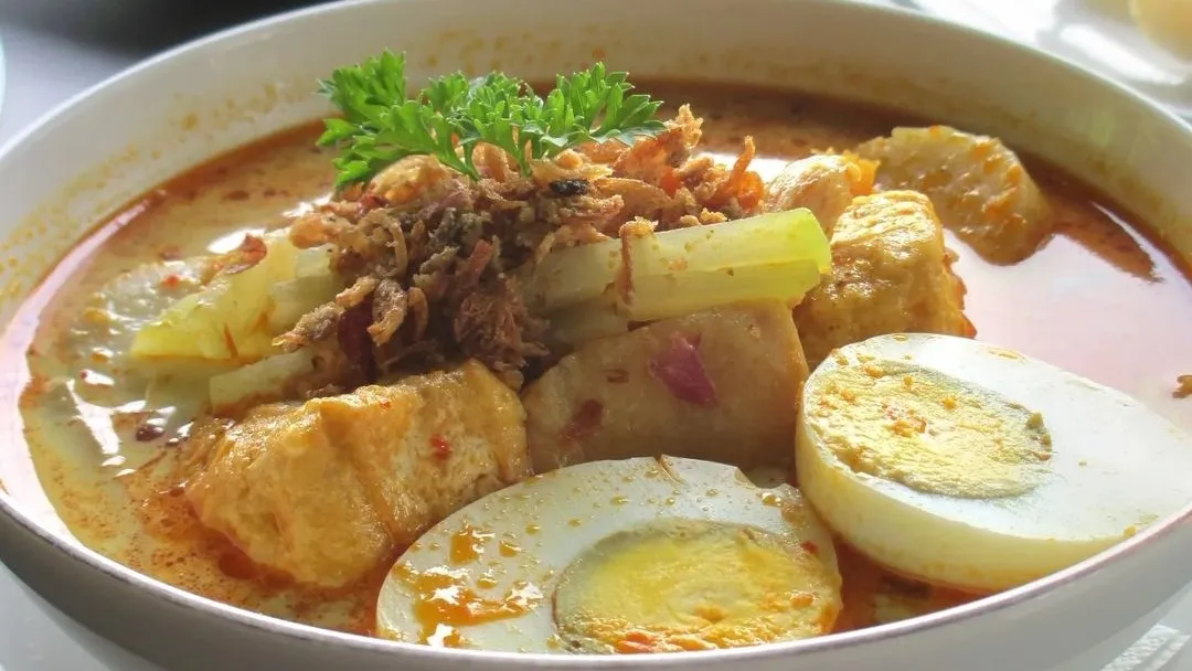 lontong kari makanan khas bandung