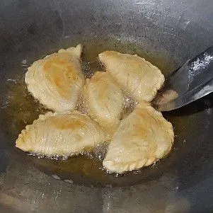 Goreng hingga ke 2 sisi matang. Angkat dan sajikan.
