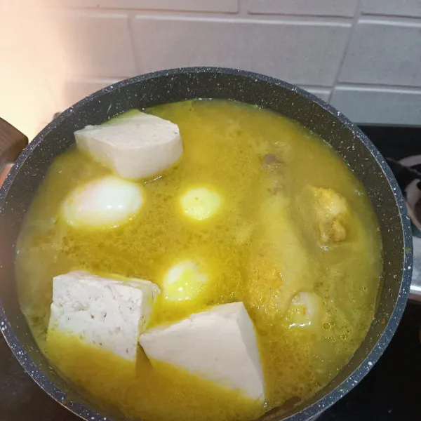 Masukkan telur dan tahu. Bubuhi lada bubuk, garam dan kaldu.
