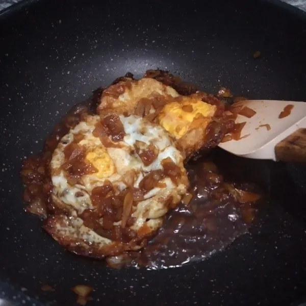 Masukkan telur ceplok, aduk, tambahkan kaldu jamur dan lada bubuk.