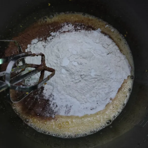 Masukkan tepung terigu, tepung maizena, cokelat bubuk, susu bubuk, dan baking powder, mix hingga tercampur rata.