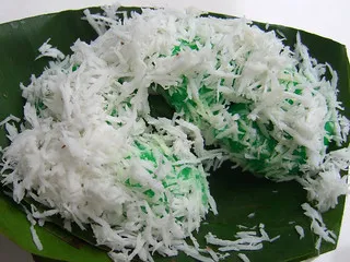 Klepon hijau dengan taburan kelapa