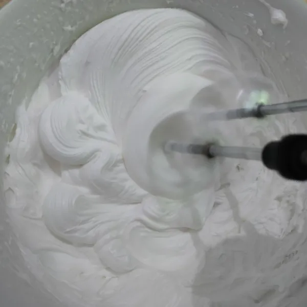Masukkan whip cream bubuk ke dalam wadah, lalu tambahkan air es. Mix selama 2-3 menit hingga mengembang, lalu simpan dalam kulkas.
