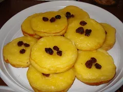 kue lumpur dengan taburan kismis