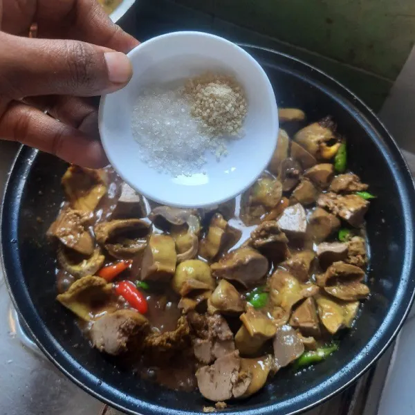 Tambahkan gula dan kaldu bubuk, aduk sesaat sampai bumbu tercampur, matikan api dan siap disajikan.
