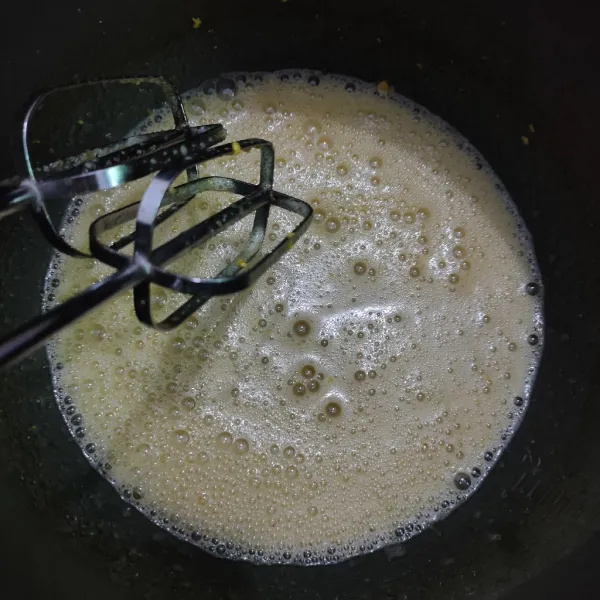 Campurkan gula pasir dan telur, mix hingga gula larut.