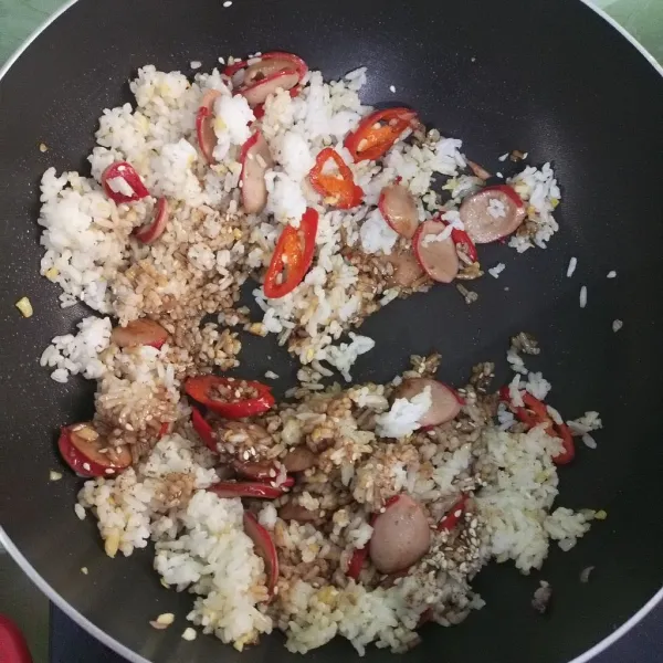 Masukkan kecap asin, kecap manis, saus tiram, wijen, kaldu udang, dan garam secukupnya lalu tumis hingga tercampur merata