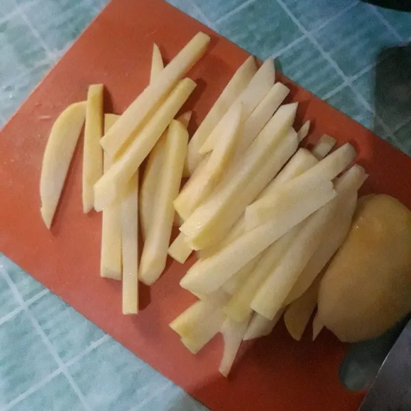 Kupas kentang, cuci lalu potong memanjang.