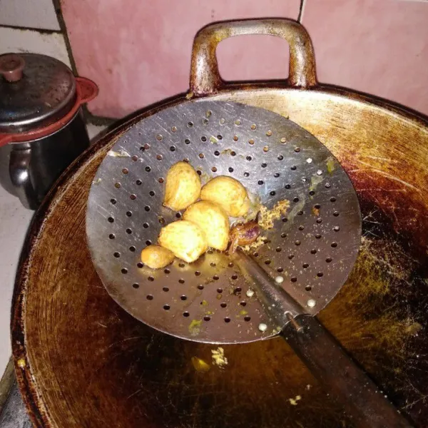 Goreng bawang putih dan bawang merah hingga matang.